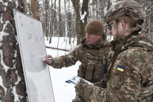 Польова підготовка курсантів: організація опорного пункту та дії механізованого взводу в обороні