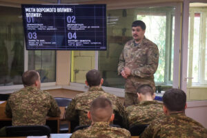 Досвід з передової: у Київському інституті НГУ відбулося бінарне заняття за участю офіцера бригади «Азов»