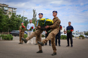 Військовослужбовці Київського інституту НГУ вшанували пам’ять захисників України у День Конституції